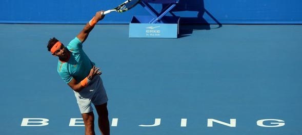 Rafa Nadal durante un saque contra Richard Gasquet en el China Open 2014