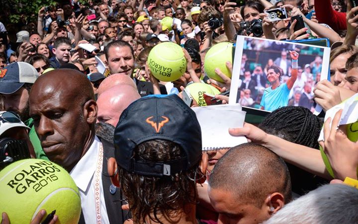 Rafa Nadal rodeado de seguidores en Roland Garros 2015