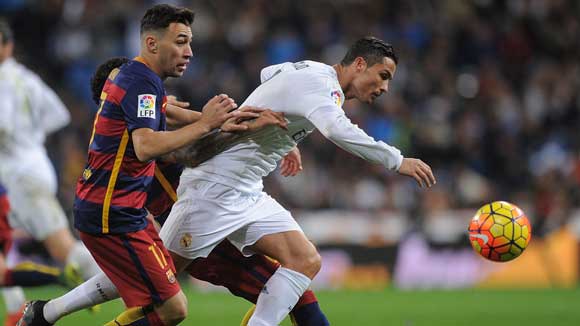 Partido televisado Madrid-Barcelona, con Cristiano Ronaldo en primer plano del TV