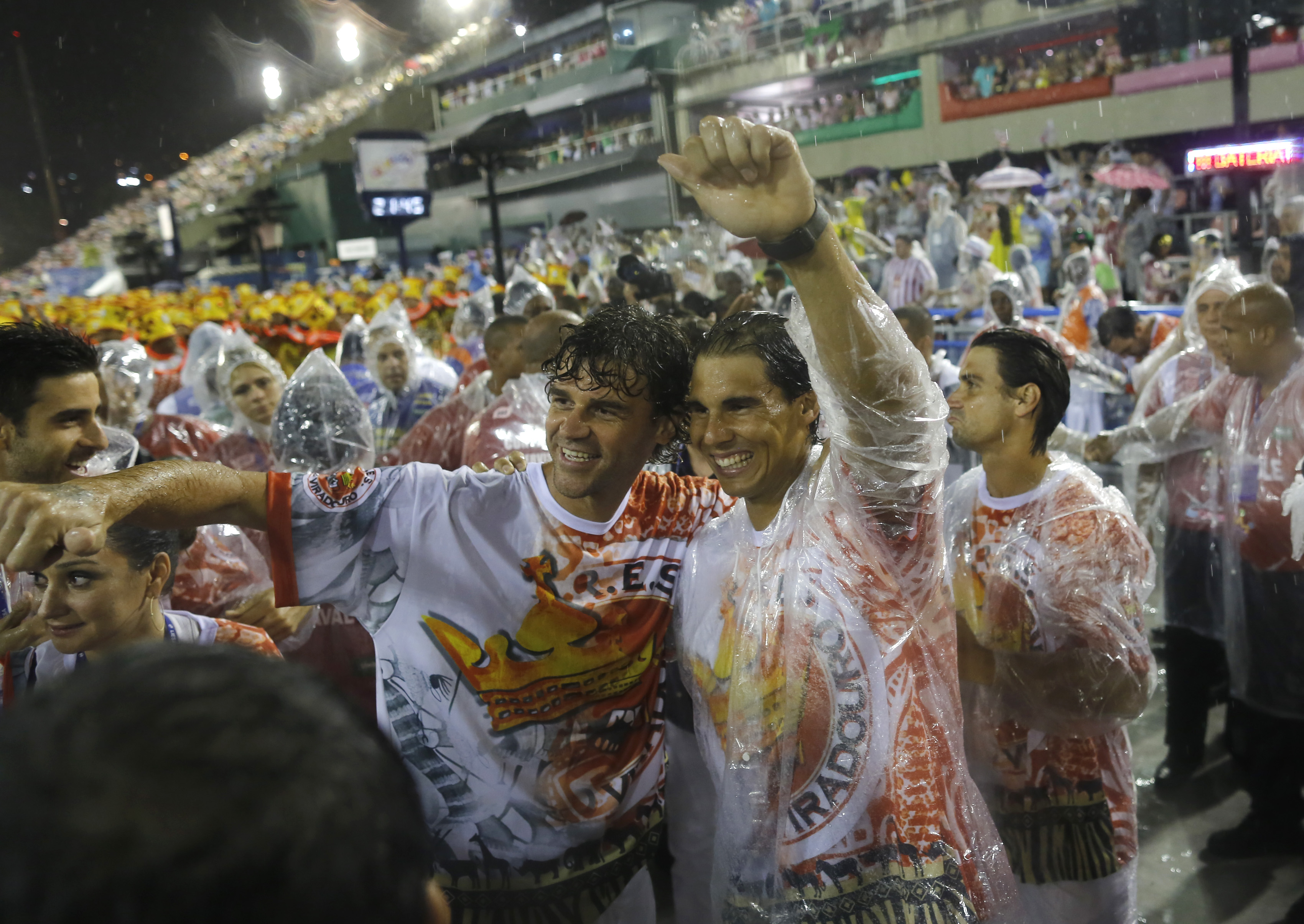 Rafa Nadal desfilando en el Carnaval de Ro junto a Ferrer y Guga Pict. 10