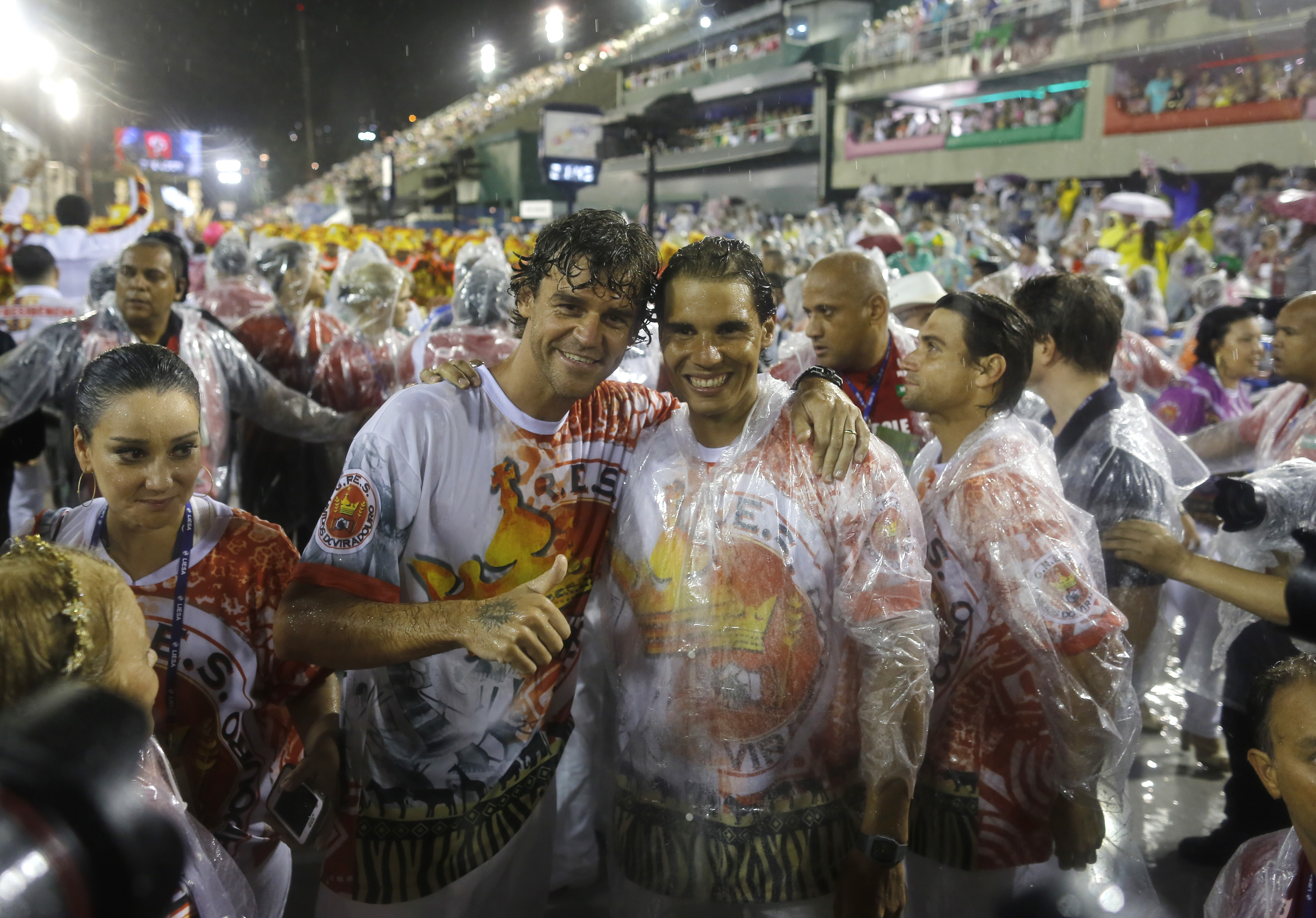 Rafa Nadal desfilando en el Carnaval de Ro junto a Ferrer y Guga Pict. 12