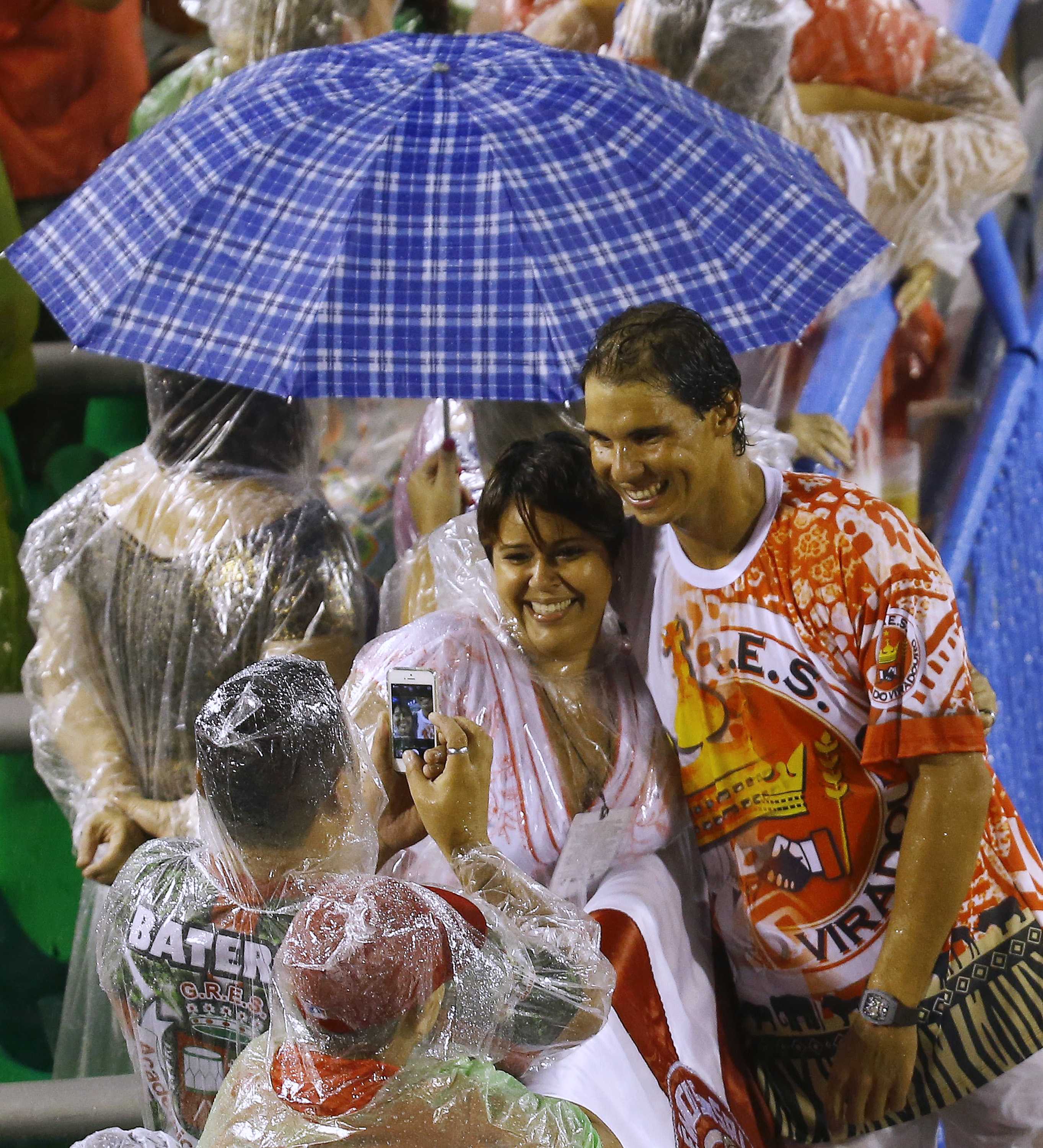 Rafa Nadal desfilando en el Carnaval de Ro junto a Ferrer y Guga Pict. 13