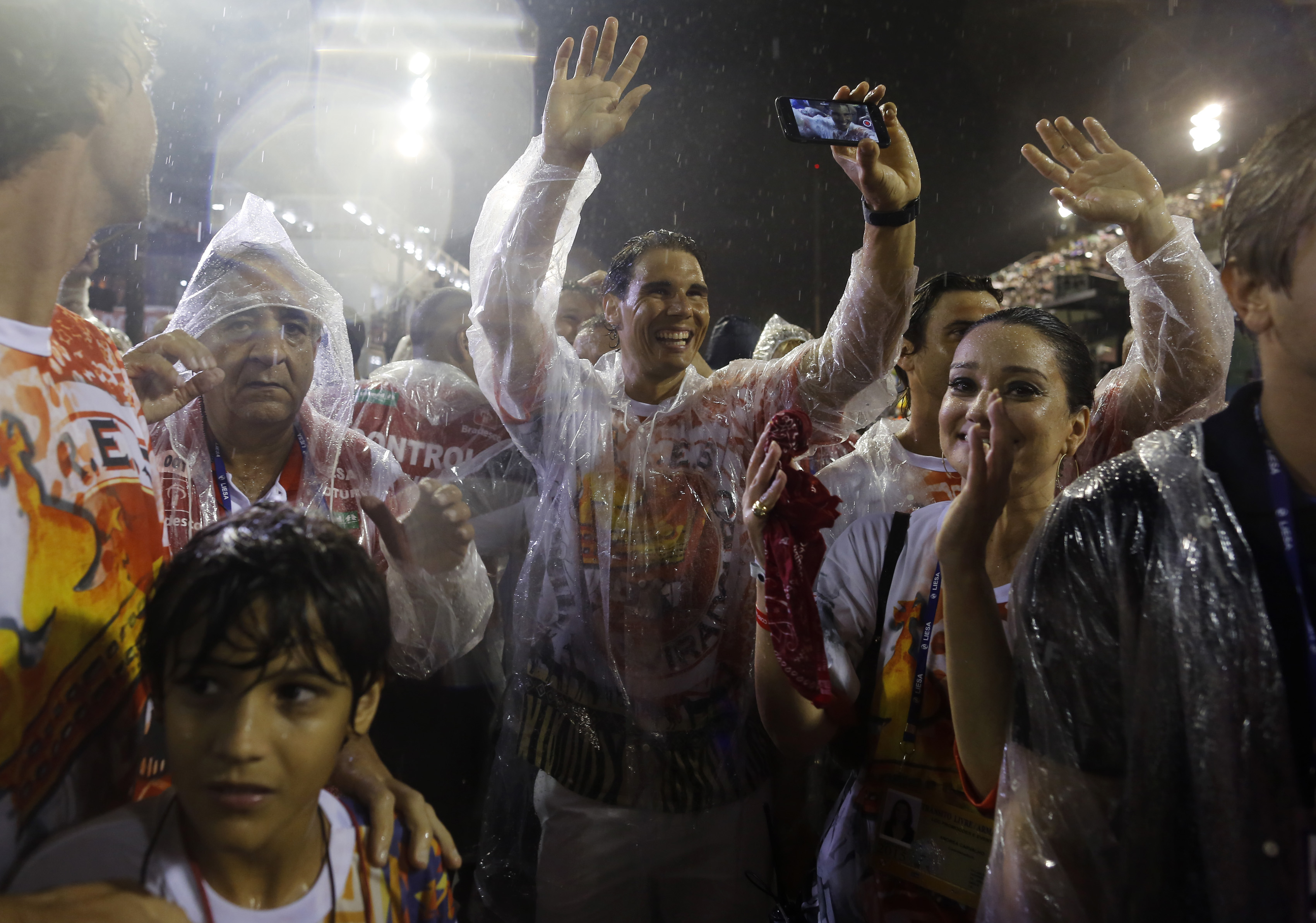 Rafa Nadal desfilando en el Carnaval de Ro junto a Ferrer y Guga Pict. 15