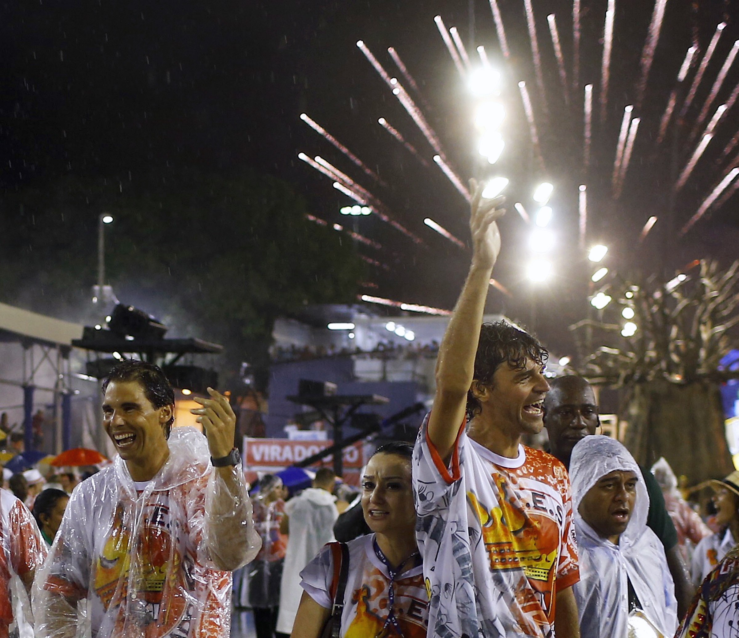 Rafa Nadal desfilando en el Carnaval de Ro junto a Ferrer y Guga Pict. 8