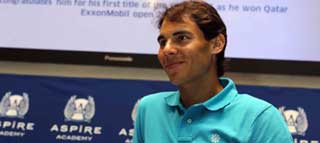 Rafa Nadal visita la acedemia Aspire de Qatar