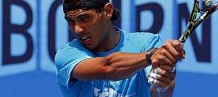 Nadal entrena una hora y media con la mano izquierda vendada