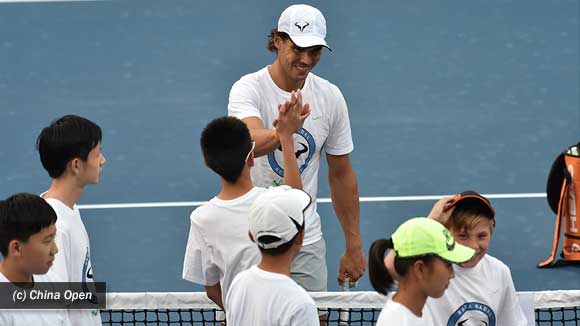 Rafa Nadal promociono en China su futura academia de tenis