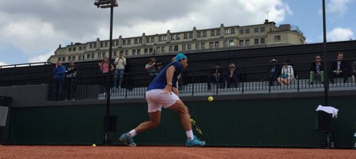 Nadal entrenndose en Roland Garros antes de su partido de segunda ronda contra Facundo Bagnis (C) Foto via Twitter por Rafa Nadal