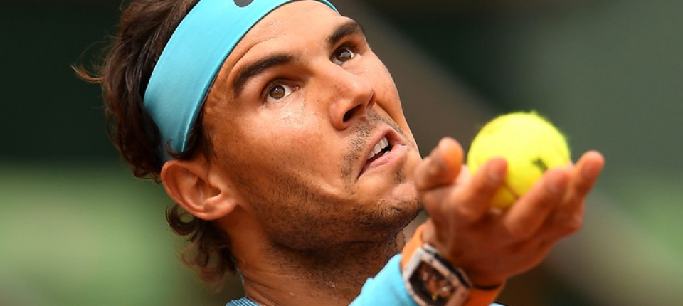 Rafa Nadal sacando frente a Facundo Bagnis en segunda ronda de Roland Garros 2016