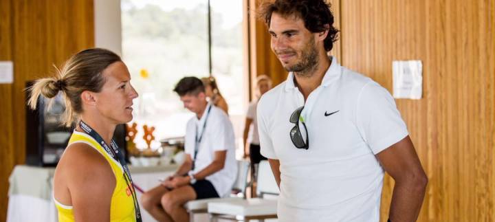 Nadal conversa con Flipkens durante el reciente torneo WTA en Mallorca (C) MallorcaOpen via Twitter