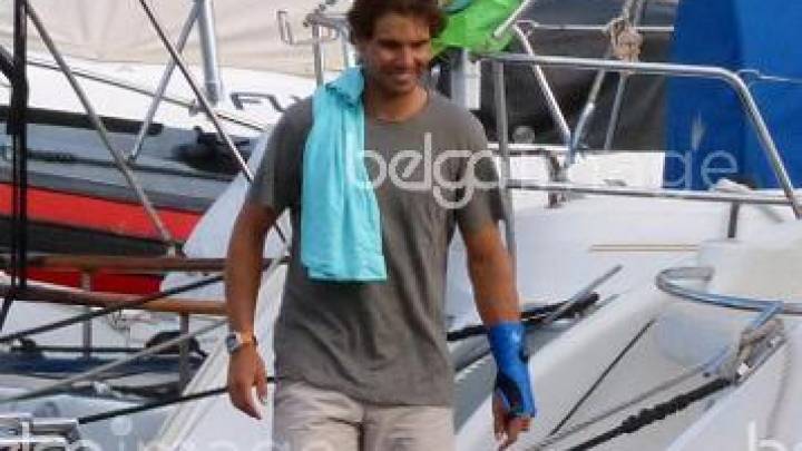 Nadal disfruta de vacaciones obligadas con su mueca inmovilizada. En la foto, en su yate con amigos (C) Belga Image