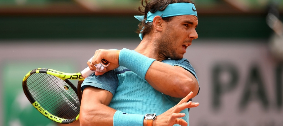 Nadal golpea una pelota en su ltimo partido oficial antes de retirarse en Roland Garros