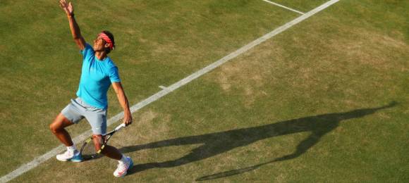 Rafa Nadal en un partido de dobles de cuartos de final en el torneo de Queens 2015