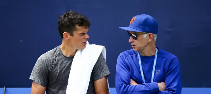 John McEnroe es ahora uno de los entrenadores de Milos Raonic. En la foto ambos conversan durante el torneo de Queens 2016 (C) Jordan Mansfield/Getty Images Europe