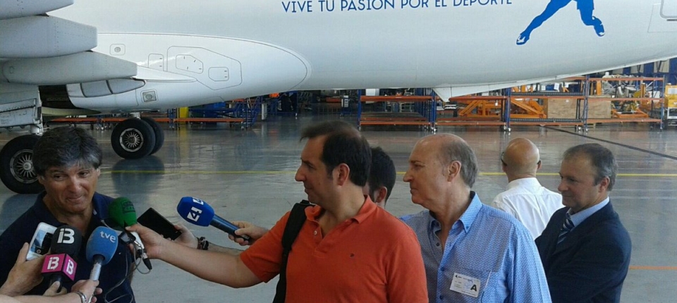 Toni Nadal en la presentacin del avin del Rafa Nadal Sports Centre con Air Europa