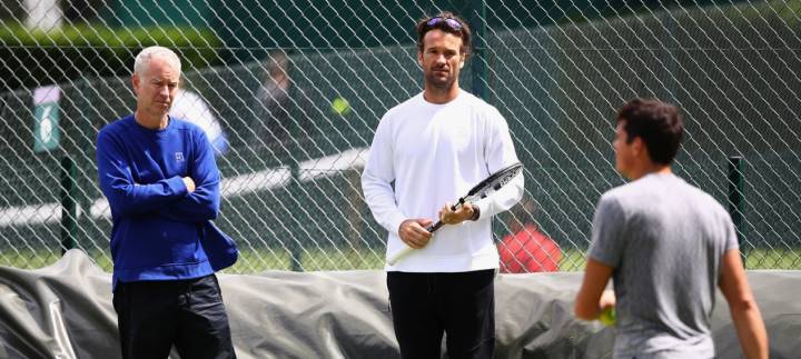 Carlos Moy entrenando junto a John McEnroe a Milos Raonic en Wimbledon