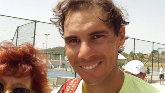 Nadal posando para fotografiarse junto a sus fans despus de entrenamiento en Manacor