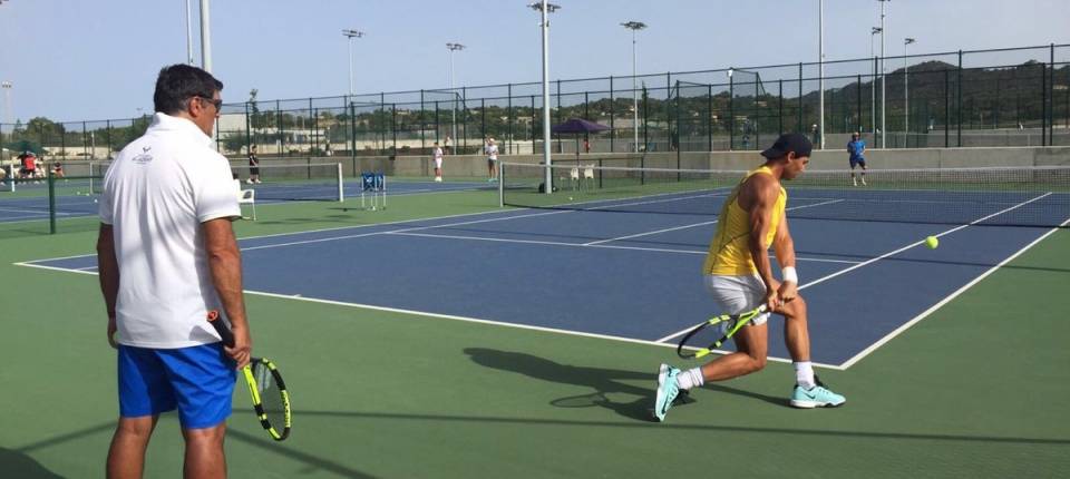 Rafa Nadal testando su mueca izquierda en un entrenamiento en Manacor