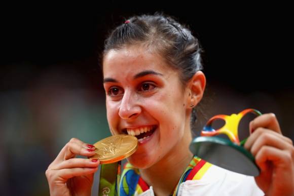 Carolina Marin posa con la medalla de Oro conseguida en los Juegos de Ro 2016