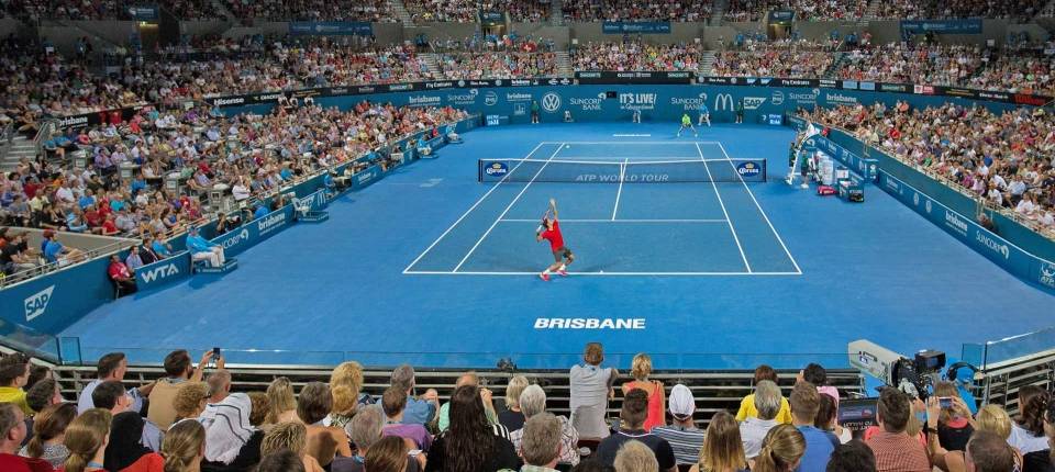 Federer se dispone a sacar en el torneo ATP Brisbane