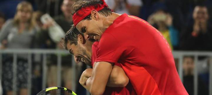 Momento en que Nadal y Lpez festejan su triunfo frente a la pareja argentina en los Juegos de Ro 2016 (C) EFE/Fernando Maia