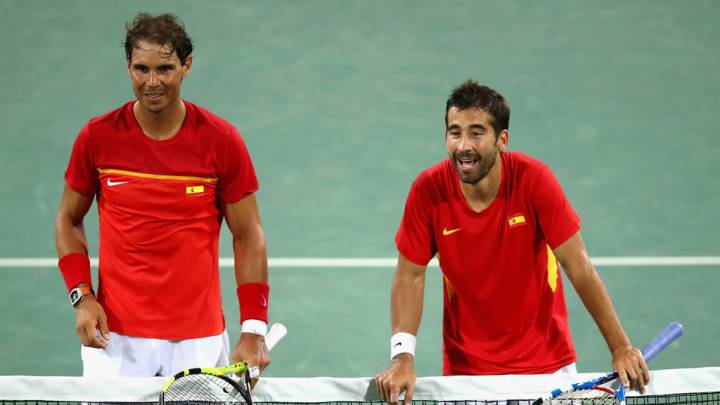 Nadal y Lpez esperan para saludar a sus rivales tras vencerles en los cuartos de final del dobles olmpico de Ro (C) Clive Brunskill/Getty Images South America