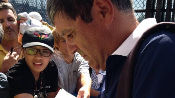 Toni Nadal firmando autgrafos en las inmediaciones del US Open