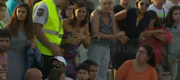 Momento en que una madre busca a su hija perdida durante una exhibicin de Rafa Nadal