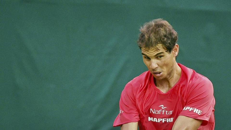 Nadal golpea una pelota durante su primer entrenamiento en Nueva Delhi (Copa Davis 2016)