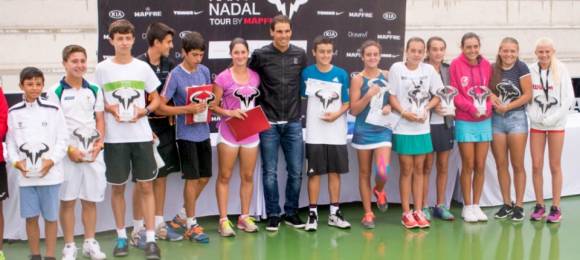 Rafa Nadal junto a los ganadores y finalistas del 3 Rafa Nadal Tour by Mapfre en Mallorca