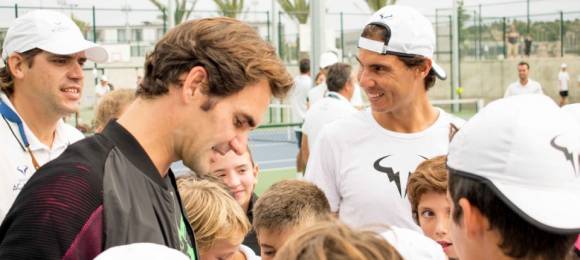 Federer ayudando durante la presentacin de la Academia de Rafa Nadal