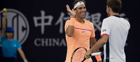 Nadal y Carreo se felicitan por la victoria en el dobles del Chiina Open