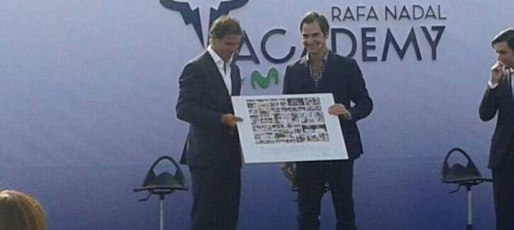 Nadal y Federer recogiendo un obsequio de sus mejores enfrentamientos