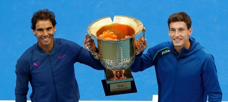 Rafa Nadal y Pablo Carreo alzando el trofeo de campeones en el China Open 2016