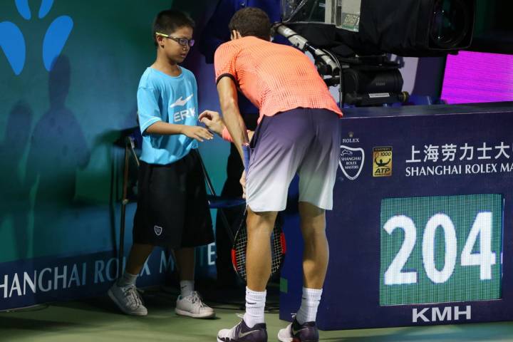 Dimitrov reconfortando a un joven recogepelotas al que alcanz durante su saque en el pasado Masters 1000 de Shanghai (C) Zhong Zhi/Getty Images AsiaPac