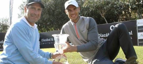 Olazbal y Nadal posan junto al trofeo de la cuarta edicin del torneo de golf benfico