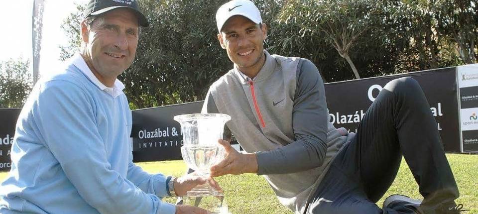 Olazbal y Nadal posan junto al trofeo de la cuarta edicin del torneo de golf benfico