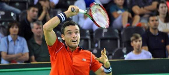 Roberto Bautista Agut devolviendo una pelota en el circuito ATP 2016