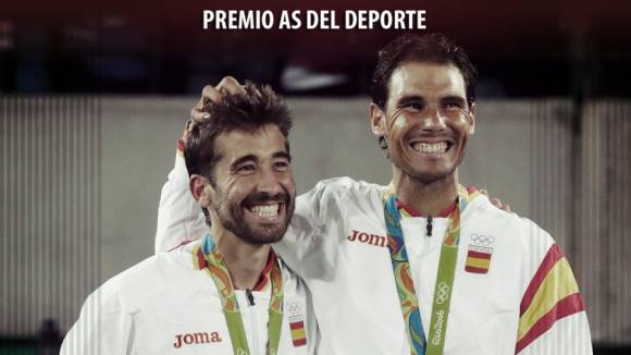 Marc Lpez y Rafa Nadal sonren tras conseguir medalla de oro en los Juegos de Ro 2016