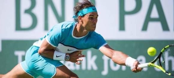Nadal devuelve una bola de Djokovic durante la semifinal del Masters de Indian Wells 2016