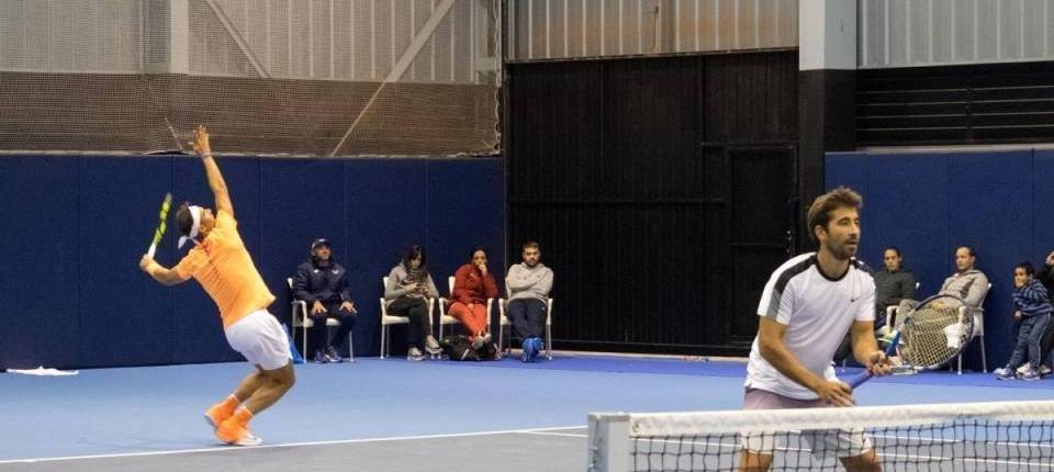 Nadal ejecuta su servicio durante la semifinal del Campeonato Nacional 2016