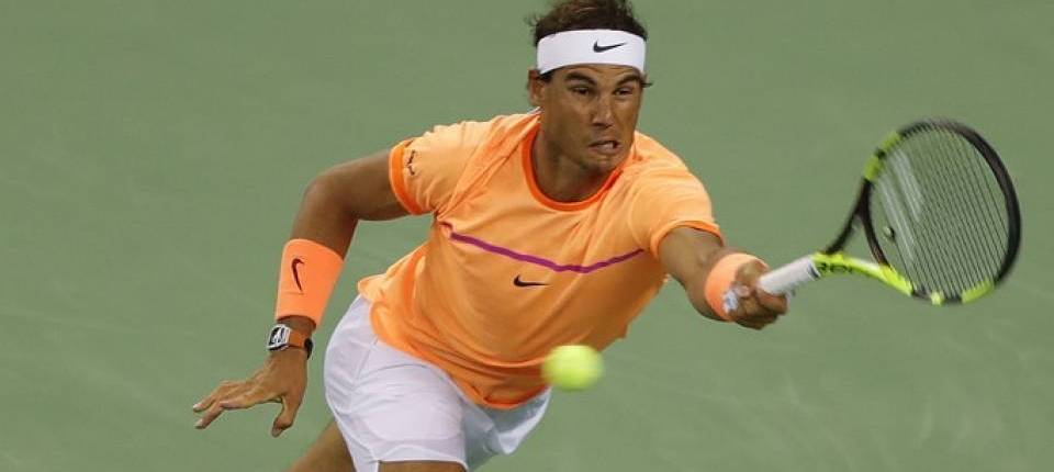 Nadal trata de devolver un resto a Troicki en el Masters 1.000 de Shanghai 2016