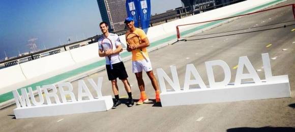 Nadal y Murray en un acto promocional del Mubadala WTC 2016 sobre un puente de Al Maryah Island