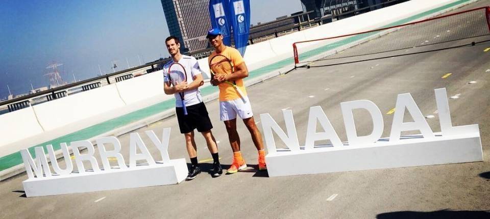 Nadal y Murray en un acto promocional del Mubadala WTC 2016 sobre un puente de Al Maryah Island