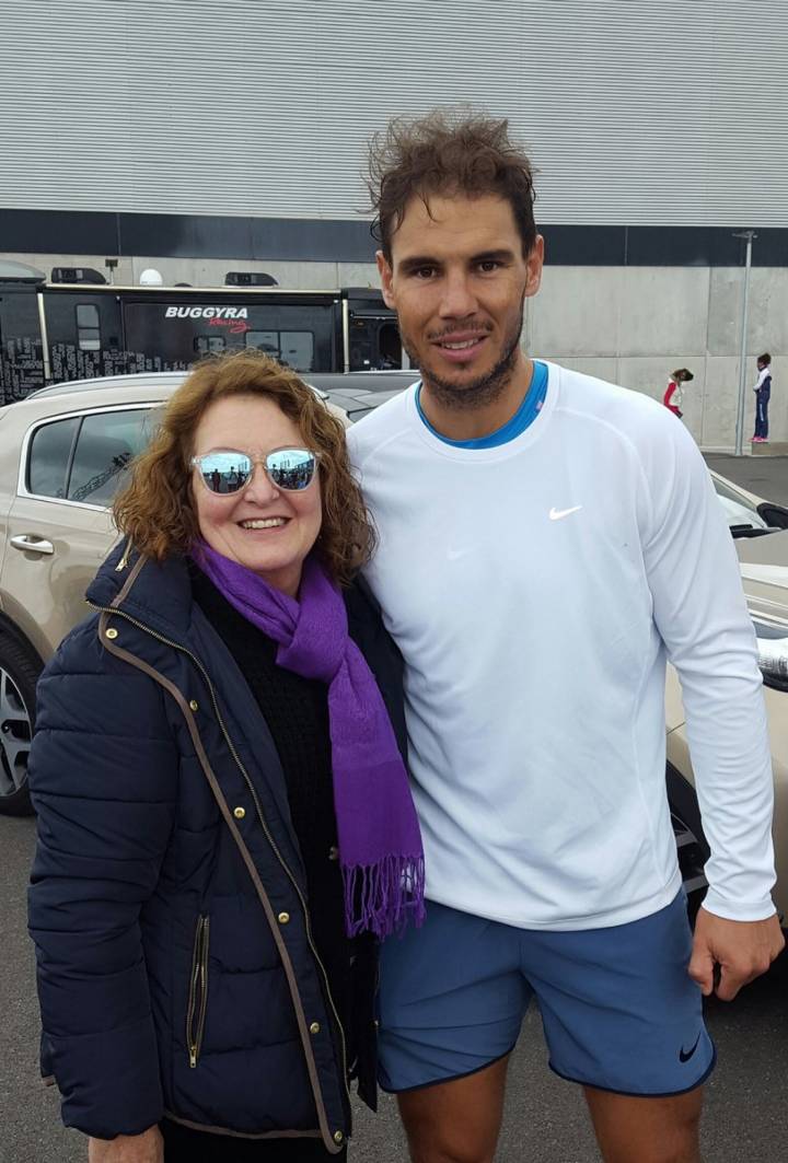 Rafa Nadal junto a una fan, tras un entrenamiento este jueves en su Academia en Manacor (C) Ana Morro