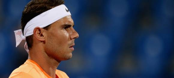 Rafa Nadal concentrado durante su debut en Abu Dabi 2016
