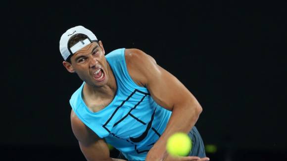 Nadal sacando en un entreno en Melbourne 13 enero 2017
