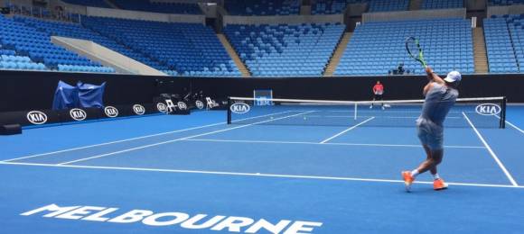 Rafa Nadal entren con Pella en la pista Rod Laver Arena 11 enero 2017