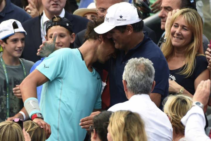Abrazo entre Toni Nadal y su sobrino Rafael durante la final de Roland Garros 2014 (C) Getty Images