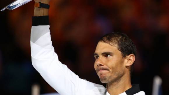 Nadal eleva el trofeo de finalista del Open Australia 2017